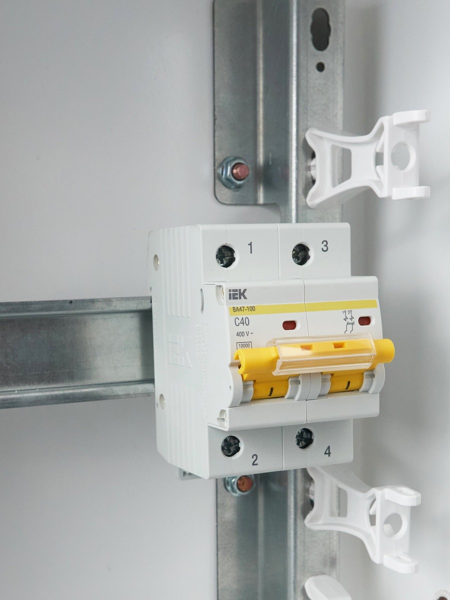 2 полюсные (двухполюсные) Автоматический выключатель IEK KARAT ВА 47-100 2Р 40А 10 кА х-ка С MVA40-2-040-C 