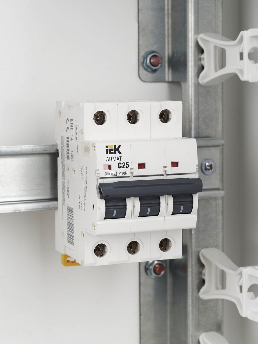 3 полюсные (трехполюсные) Автоматический выключатель IEK ARMAT M10N 3P C 25А AR-M10N-3-C025 