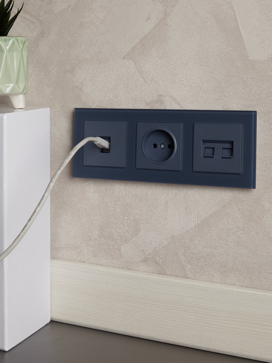 IEK Brite Маренго Розетка IEK BRITE 1-местная без заземления без защитных шторок 10А РС10-1-0-БрМ маренго BR-R10-10-K3