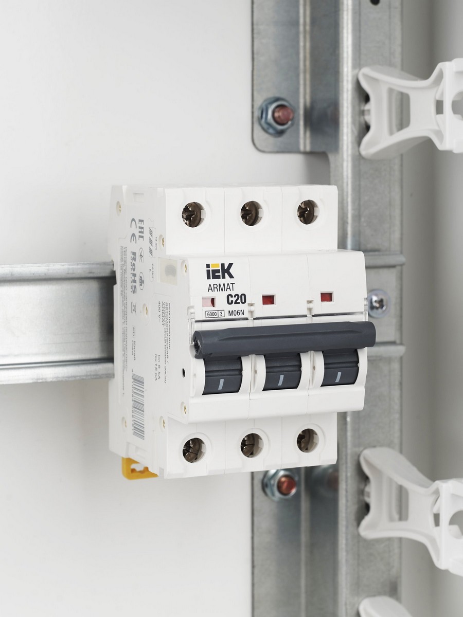3 полюсные (трехполюсные) Автоматический выключатель IEK ARMAT M06N 3P C 20А AR-M06N-3-C020 
