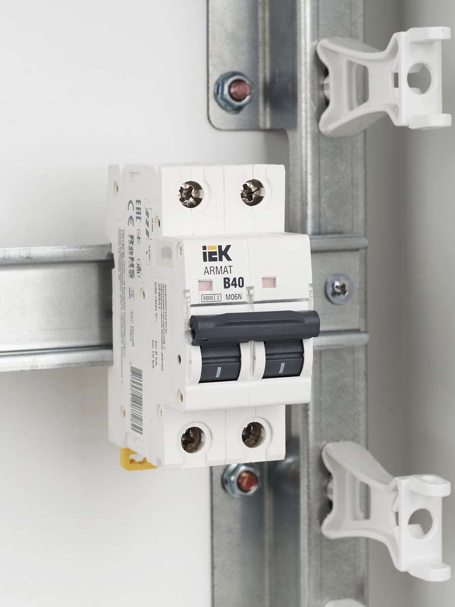 2 полюсные (двухполюсные) Автоматический выключатель IEK ARMAT M06N 2P B 40А AR-M06N-2-B040 