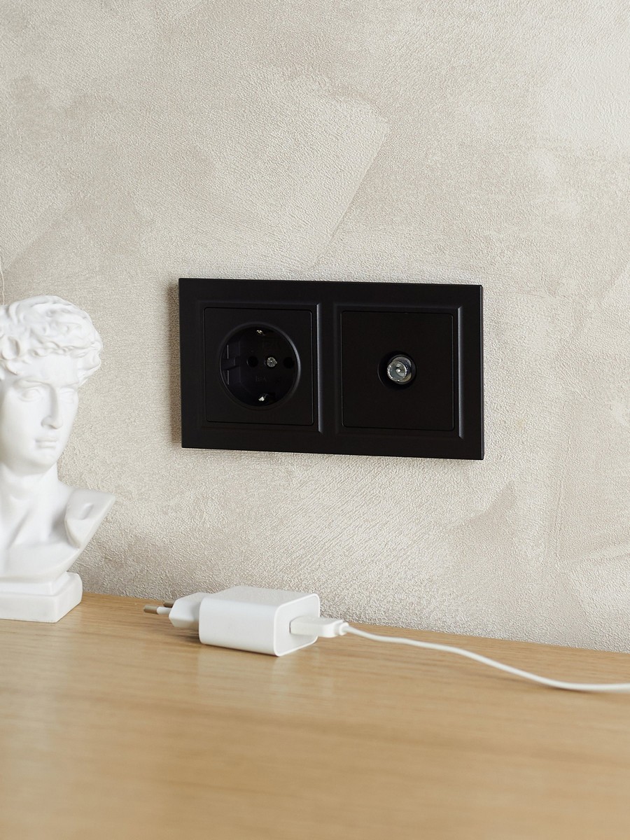 IEK Brite Рамки Рамка IEK BRITE 2-местная IP44 РУ-2-БрЧ-44 черный BR-M22-44-K02