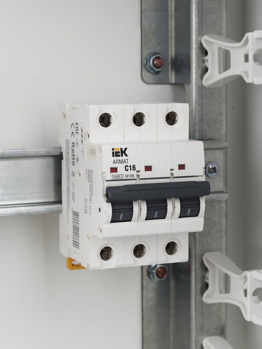 3 полюсные (трехполюсные) Автоматический выключатель IEK ARMAT M10N 3P C 16А AR-M10N-3-C016 