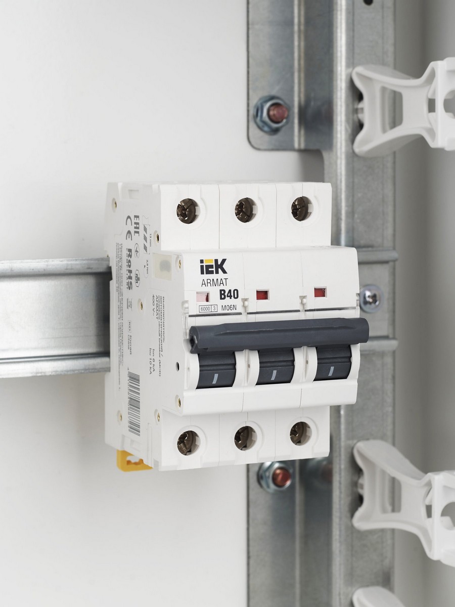 3 полюсные (трехполюсные) Автоматический выключатель IEK ARMAT M06N 3P B 40А AR-M06N-3-B040 
