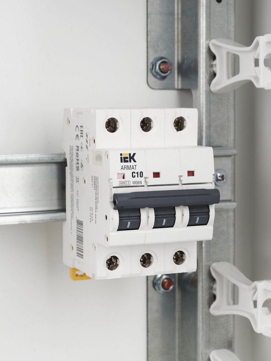 3 полюсные (трехполюсные) Автоматический выключатель IEK ARMAT M06N 3P C 10А AR-M06N-3-C010 