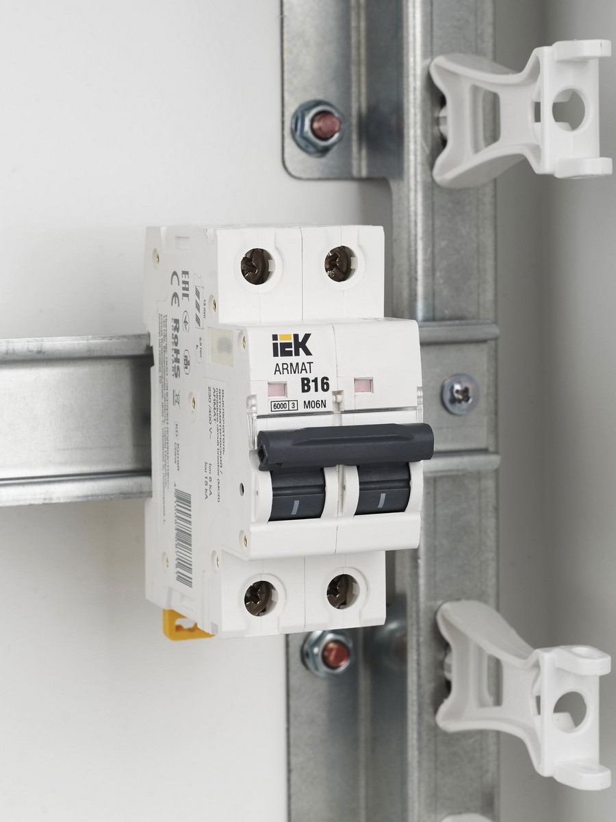 2 полюсные (двухполюсные) Автоматический выключатель IEK ARMAT M06N 2P B 16А AR-M06N-2-B016 