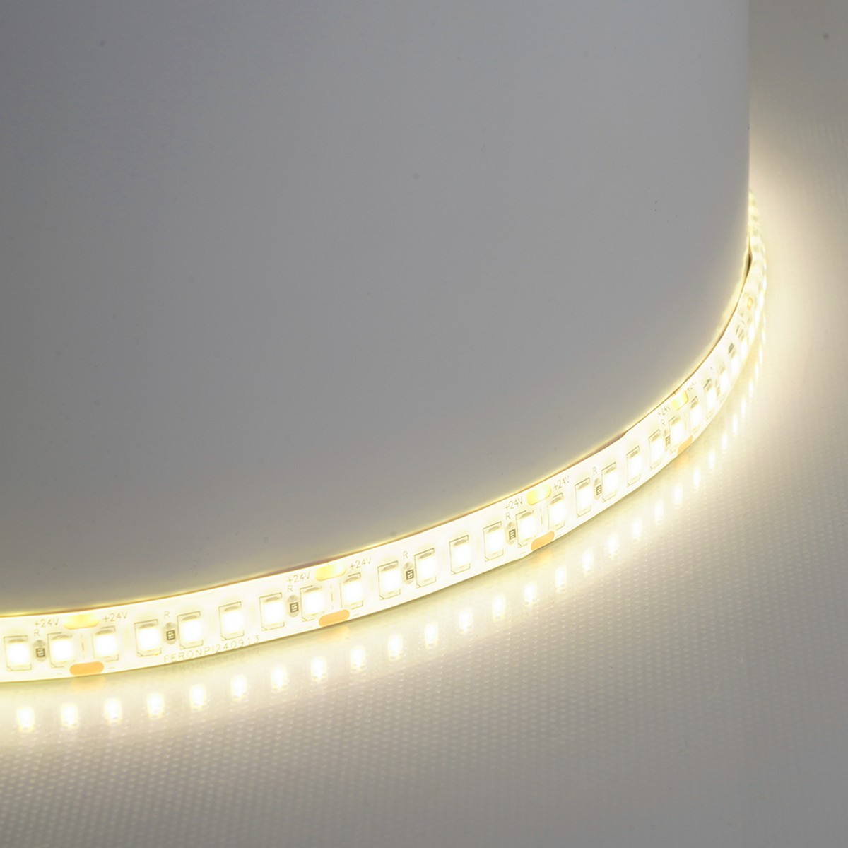 Светодиодная лента белая теплая Светодиодная LED лента Feron LS512 180SMD(2835)/м 16Вт/м 24V 3000К IP65 51825 