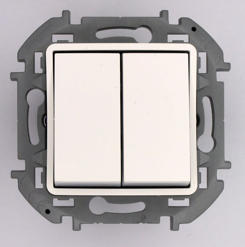Legrand Inspiria Белый Переключатель Legrand INSPIRIA Белый  модульный двухклавишный 10 AX 250 В 673655
