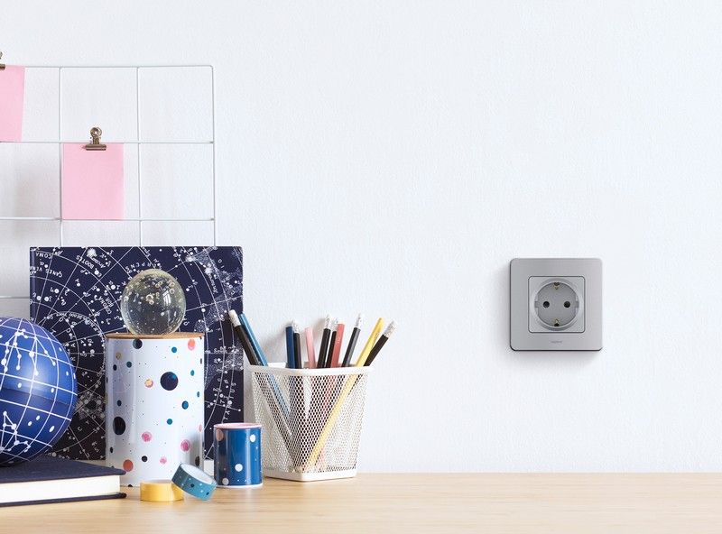 Legrand Inspiria Алюминий Розетка Legrand INSPIRIA Алюминий с заземлением 16 А 250 В 673722