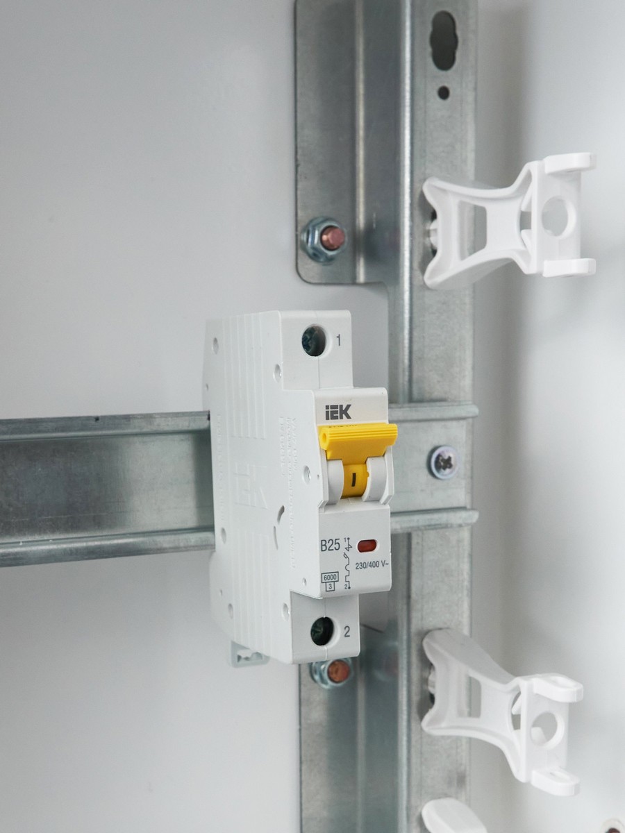 1 полюсные (однополюсные) Автоматический выключатель IEK KARAT ВА47-60M 1Р 25А 6кА B MVA31-1-025-B 