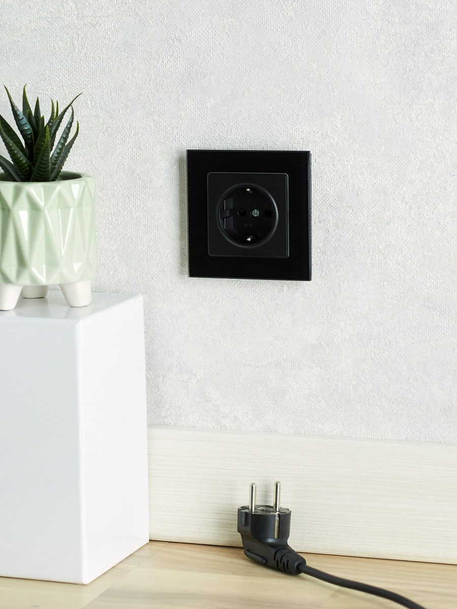 IEK Brite Черный Розетка IEK BRITE с/з с шторками 16А РС14-1-0-БрЧ черный BR-R14-16-K02