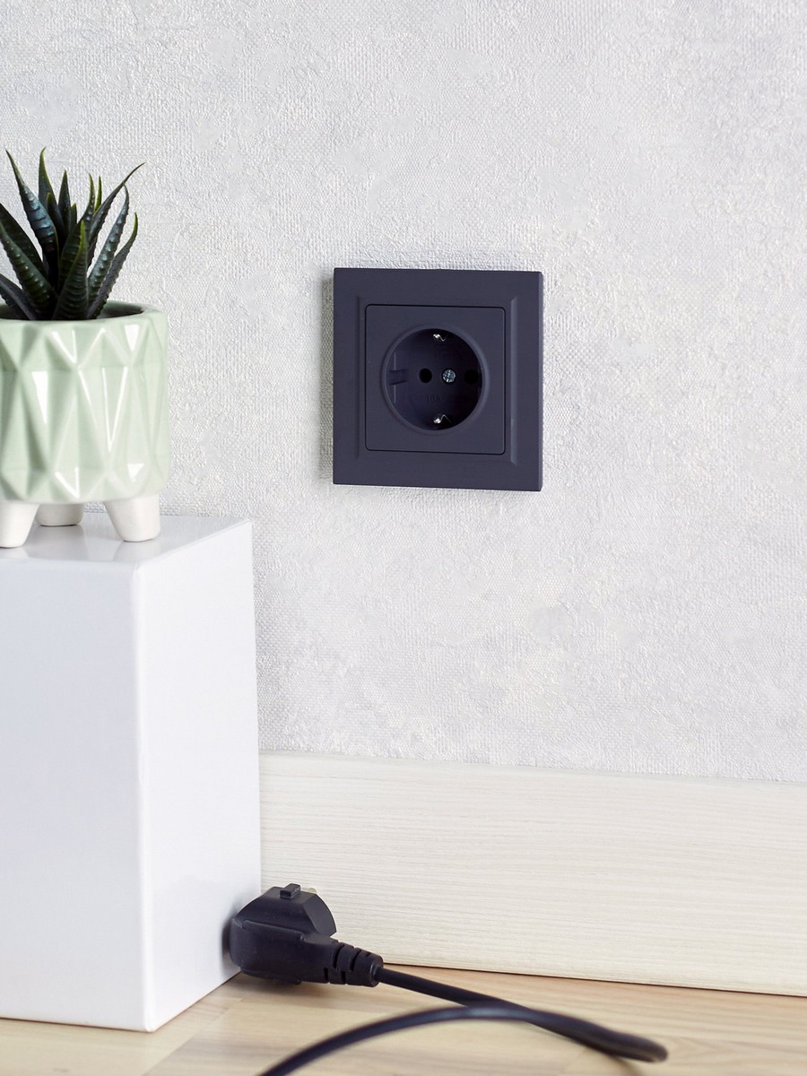 IEK Brite Графит Розетка IEK BRITE с/з без шторок 16А РС11-1-0-БрГ графит BR-R11-16-K53