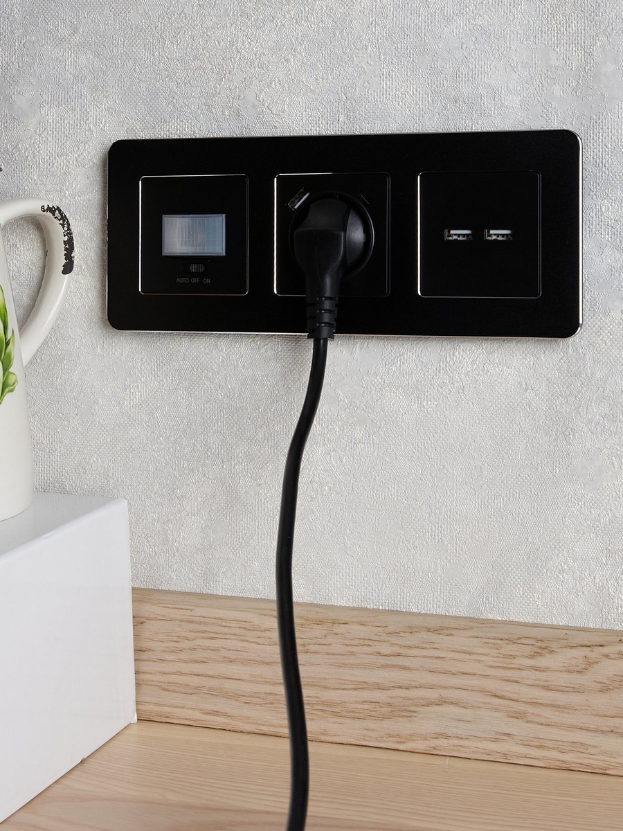 IEK Brite Рамки Рамка IEK BRITE DECOR Черный металл. скругл.угол 3-м РУ-3-1-Бр RE BR-M32-M-01-K02