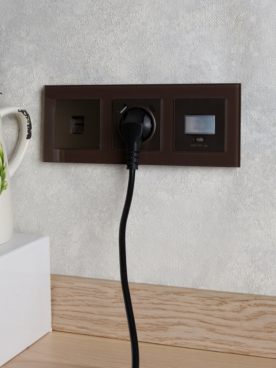 IEK Brite Рамки Рамка IEK BRITE 3-местная РУ-3-2-БрТБ стекло бронза BR-M32-G-K45