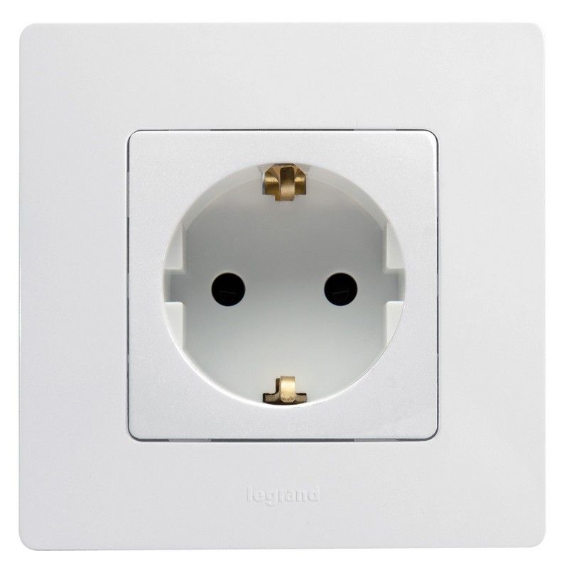 Legrand Etika Белый Розетка электрическая Legrand Etika белый с/з со шторками, винт. клем. 672222