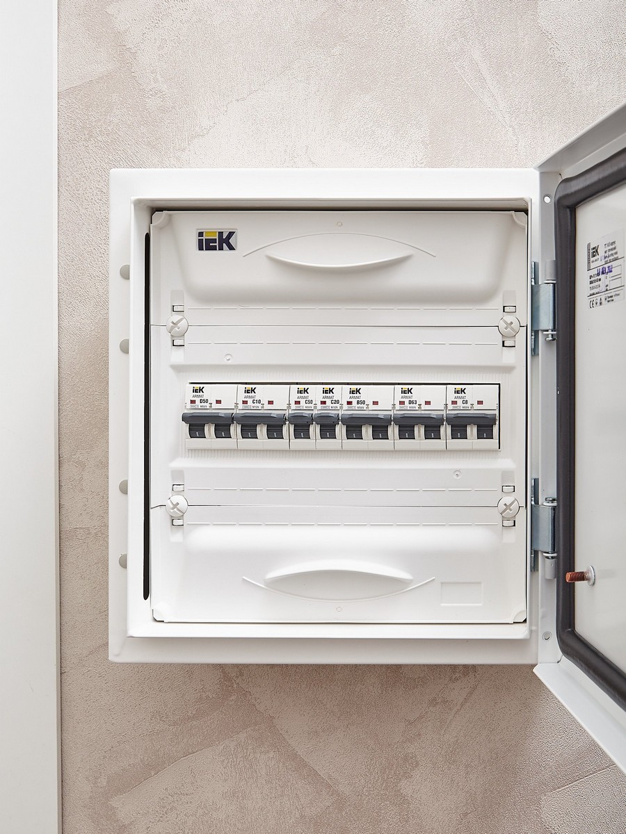 1 полюсные (однополюсные) Автоматический выключатель IEK ARMAT M10N 1P C 20А AR-M10N-1-C020 