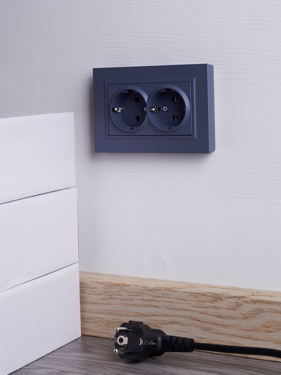 IEK Brite Маренго Розетка IEK BRITE 2-ая с/з с шторками 16А в сборе РСш12-3-БрМ маренго BR-R24-16-K35-F