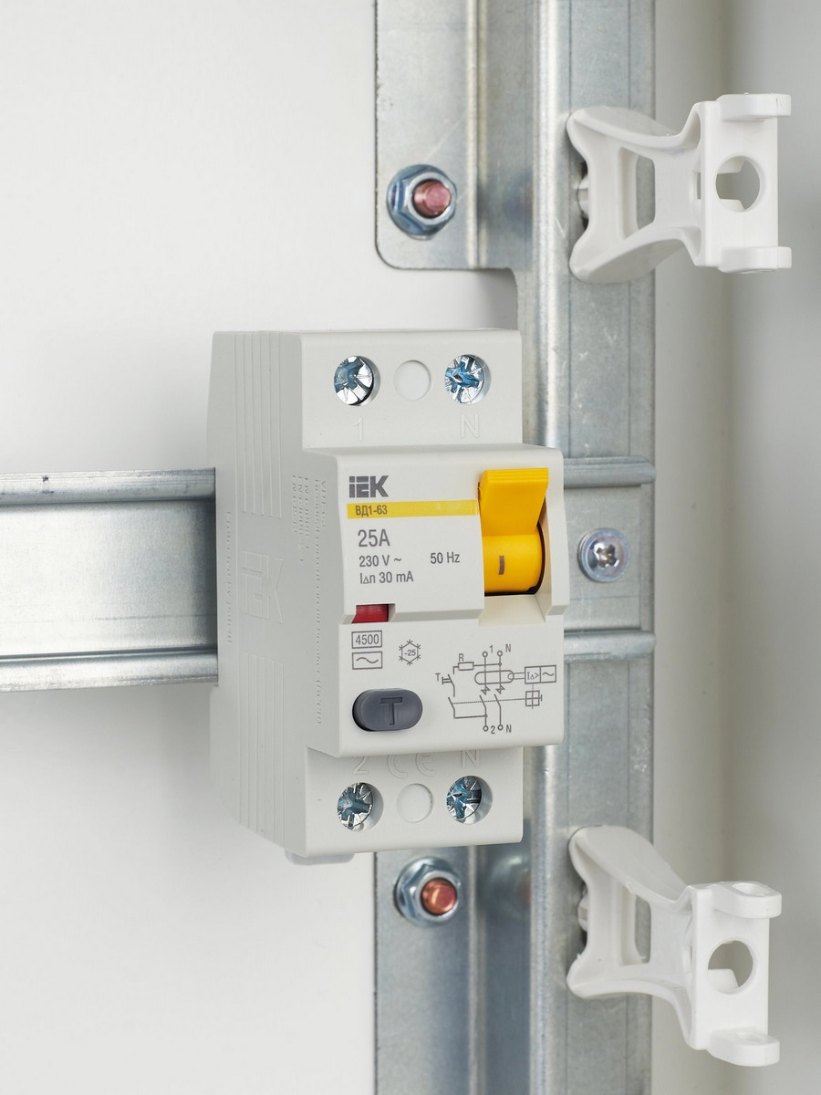 IEK Выключатель дифференциальный IEK KARAT ВД1-63 (УЗО) 2Р 25А 30мА MDV10-2-025-030 