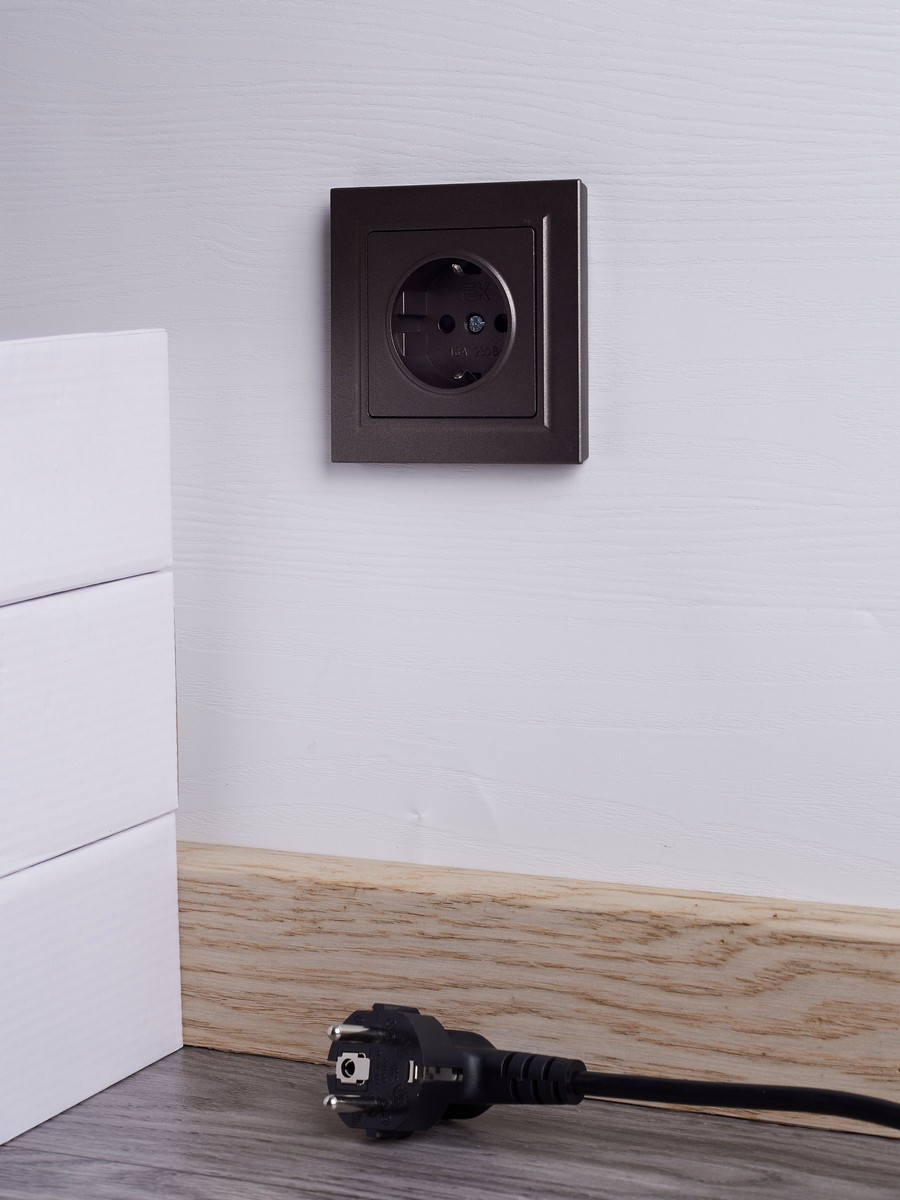 IEK Brite Бронза Розетка IEK BRITE Темн.бронза с з/к/ш 16А в сборе. РСР14-1-0-БрТБ BR-R14-16-K45-F