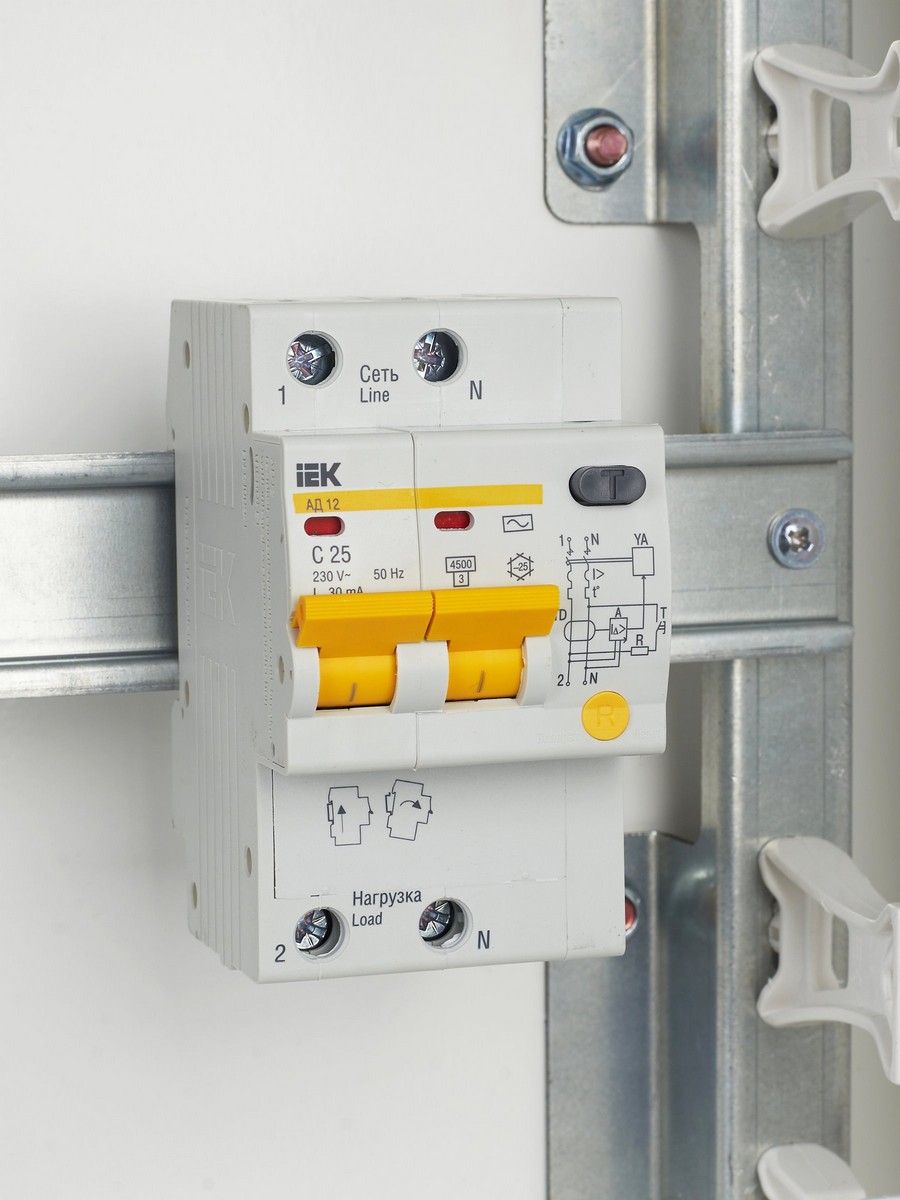 IEK Дифференциальный автоматический выключатель IEK KARAT АД12 2Р 25A 30мА MAD10-2-025-C-030 