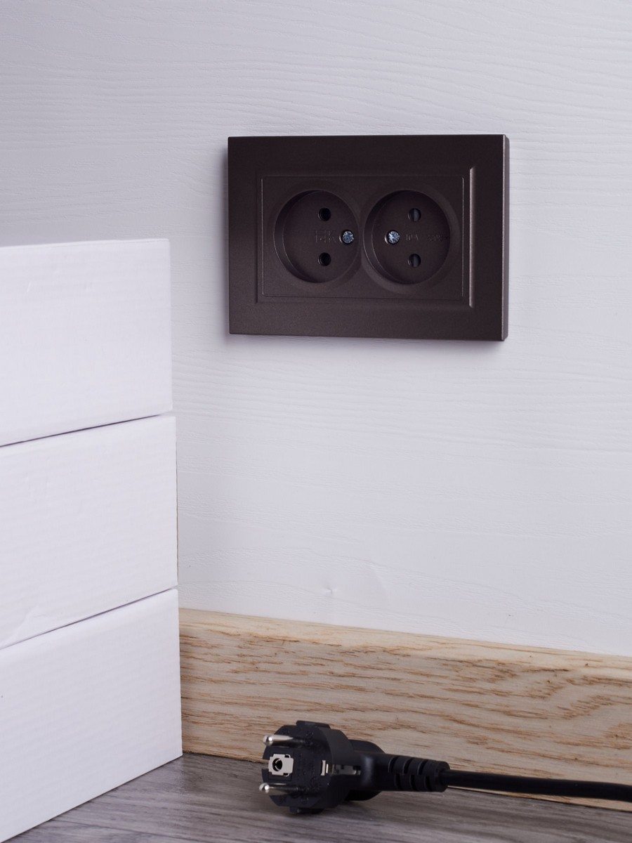 IEK Brite Бронза Розетка IEK BRITE Темн.бронза 2-я без з/к с з/ш 10А в сборе РСш12-2-БрТБ BR-R23-10-K45-F