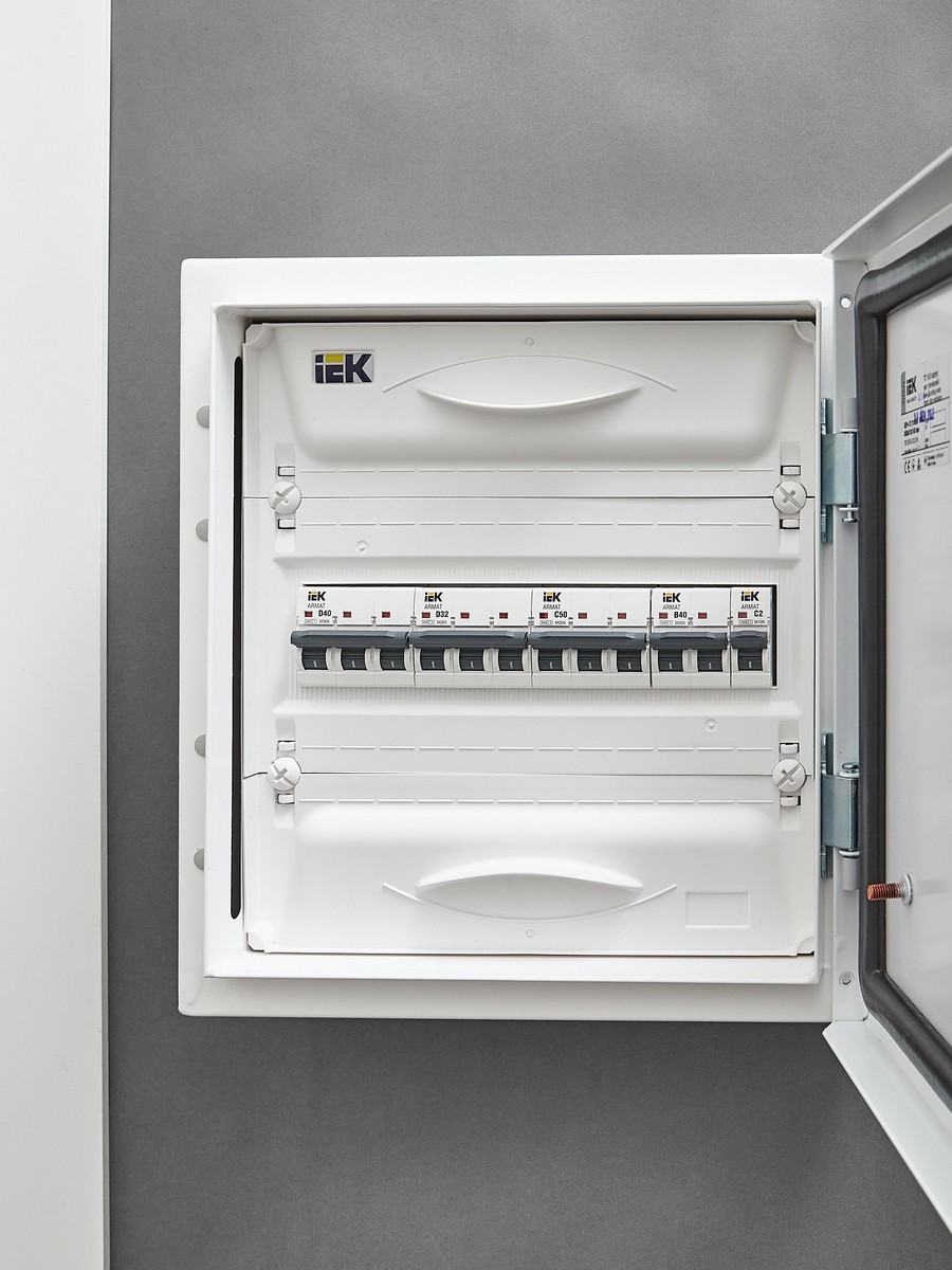 Автоматический выключатель IEK ARMAT M06N 3P C 50А AR-M06N-3-C050