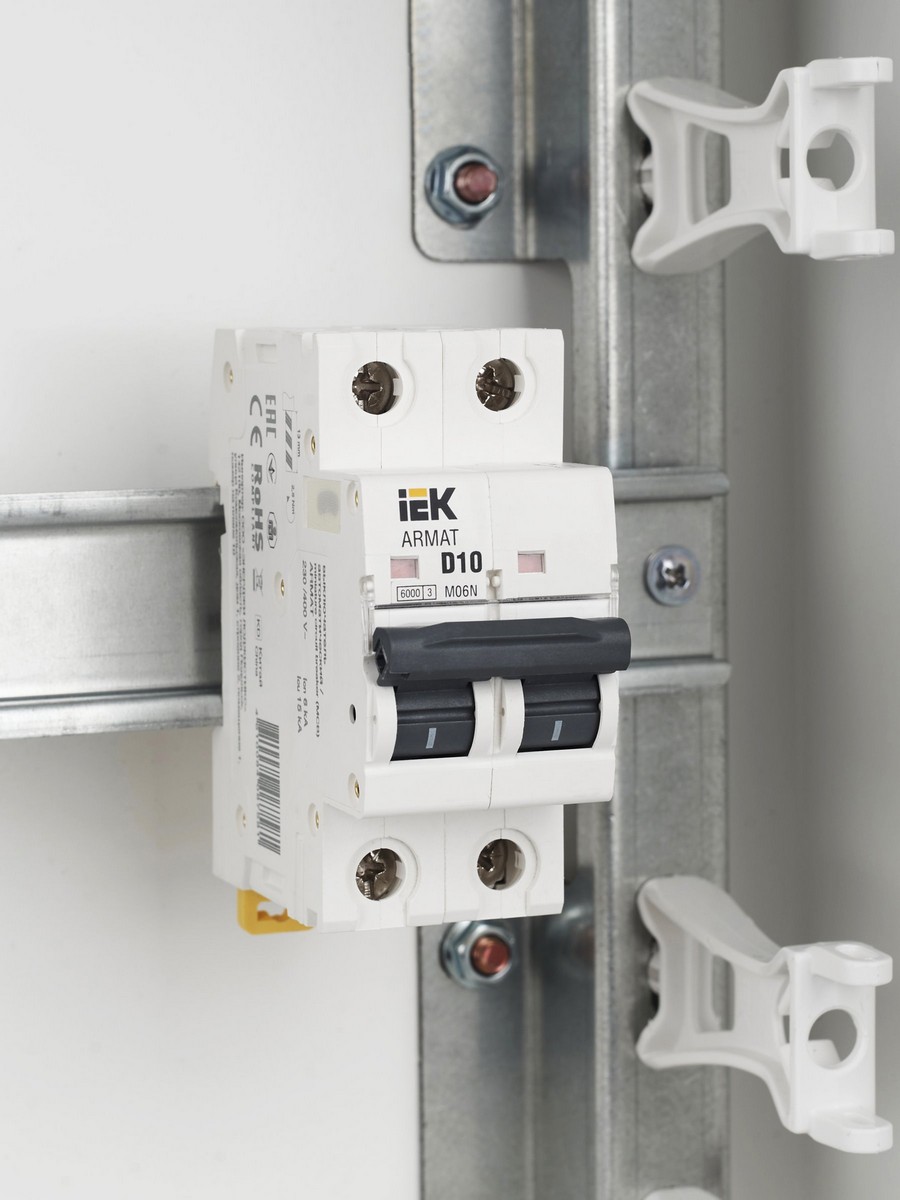 2 полюсные (двухполюсные) Автоматический выключатель IEK ARMAT M06N 2P D 10А AR-M06N-2-D010 