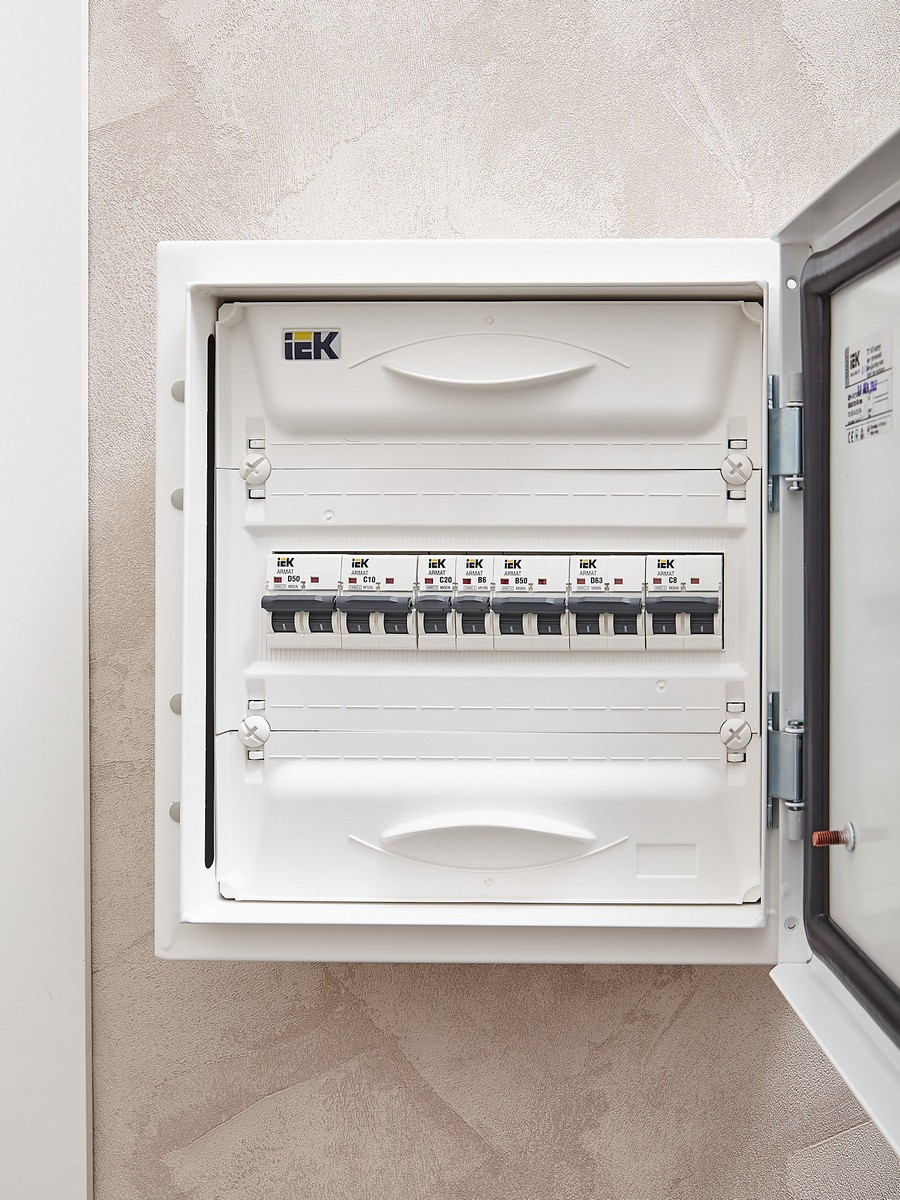 1 полюсные (однополюсные) Автоматический выключатель IEK ARMAT M10N 1P B 6А AR-M10N-1-B006 