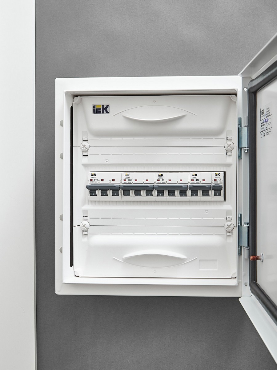 3 полюсные (трехполюсные) Автоматический выключатель IEK ARMAT M06N 3P C 63А AR-M06N-3-C063 