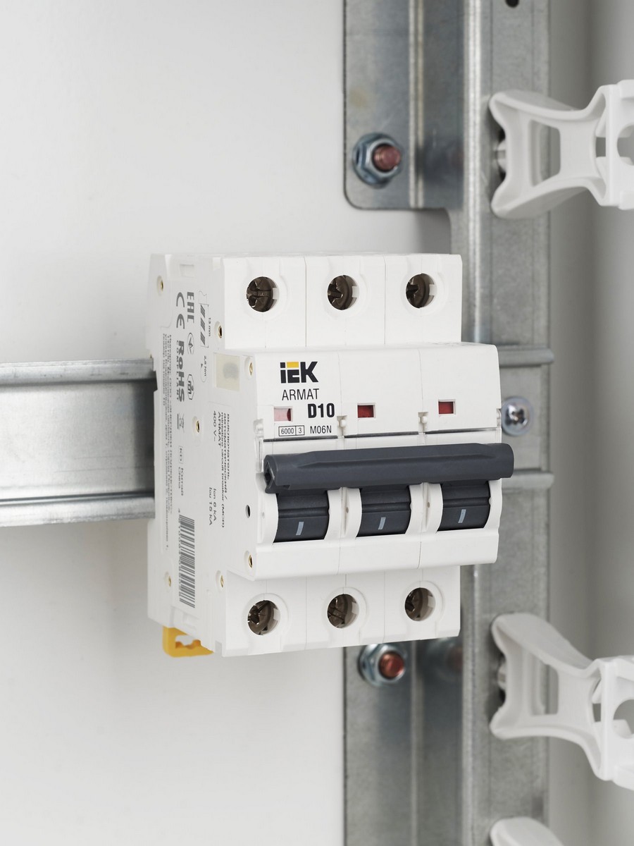 3 полюсные (трехполюсные) Автоматический выключатель IEK ARMAT M06N 3P D 10А AR-M06N-3-D010 