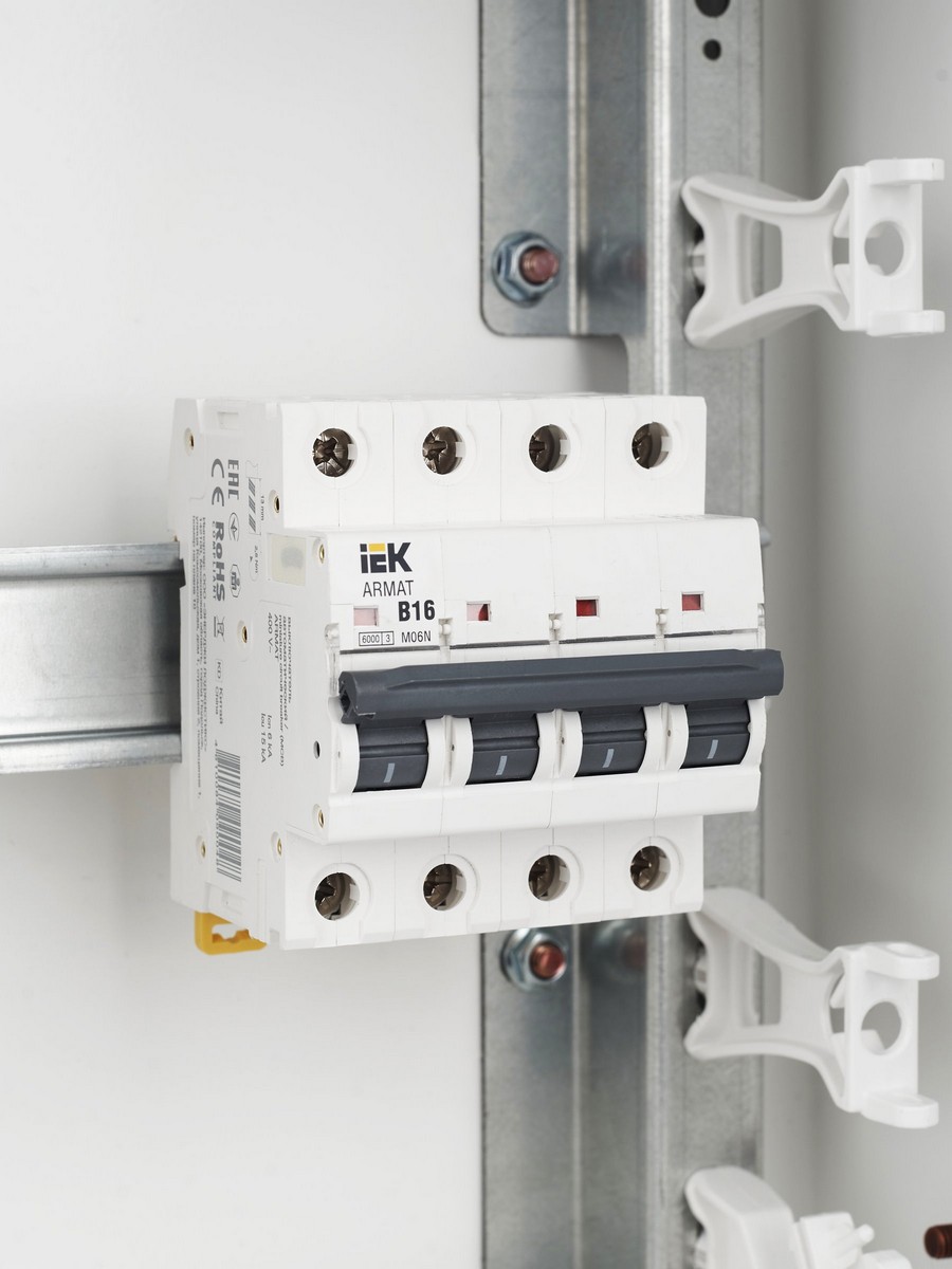 4 полюсные (четырехполюсные) Автоматический выключатель IEK ARMAT M06N 4P B 16А AR-M06N-4-B016 