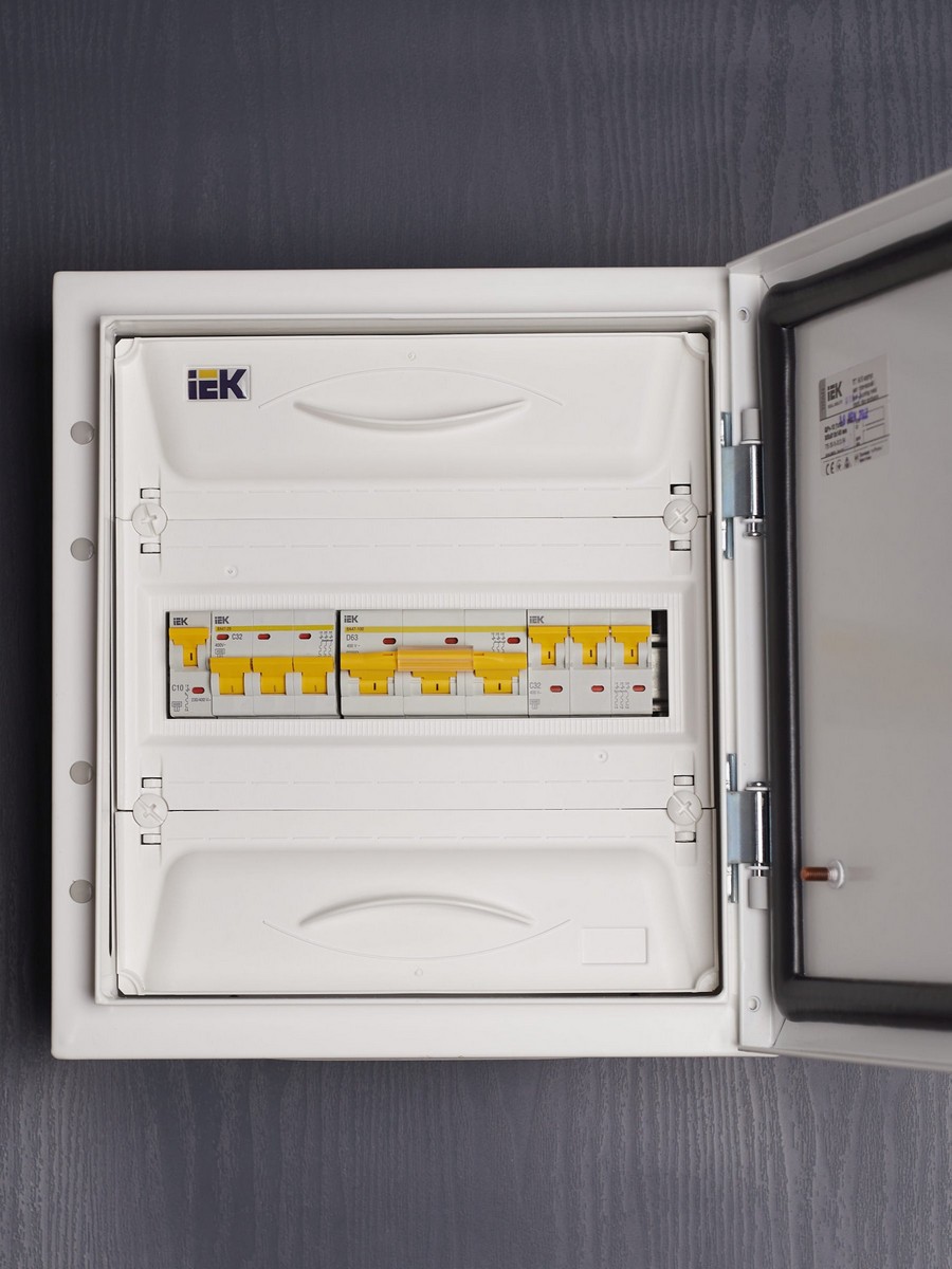 3 полюсные (трехполюсные) Автоматический выключатель IEK KARAT ВА47-100 3Р 63А 10кА х-ка D MVA40-3-063-D 