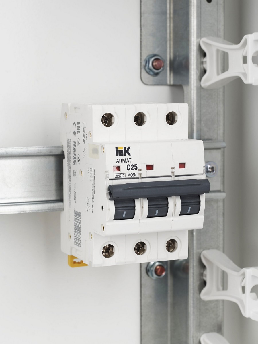 3 полюсные (трехполюсные) Автоматический выключатель IEK ARMAT M06N 3P C 25А AR-M06N-3-C025 
