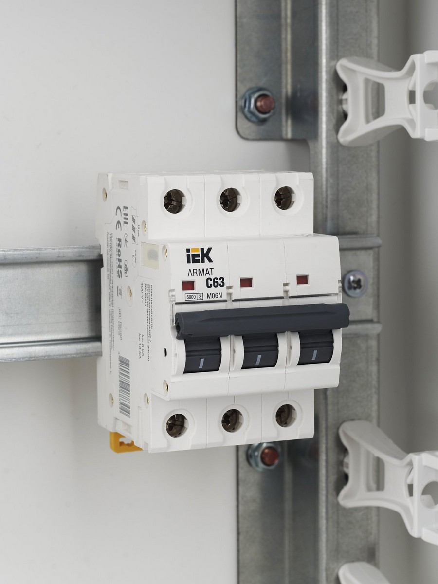 3 полюсные (трехполюсные) Автоматический выключатель IEK ARMAT M06N 3P C 63А AR-M06N-3-C063 