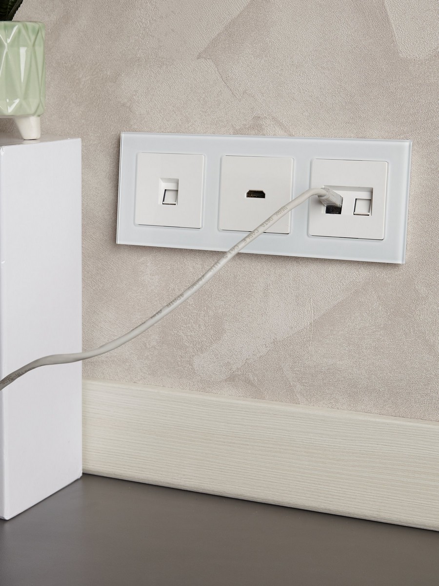 IEK Brite Рамки Рамка IEK BRITE 3-местная РУ-3-2-БрБ стекло белый BR-M32-G-K01