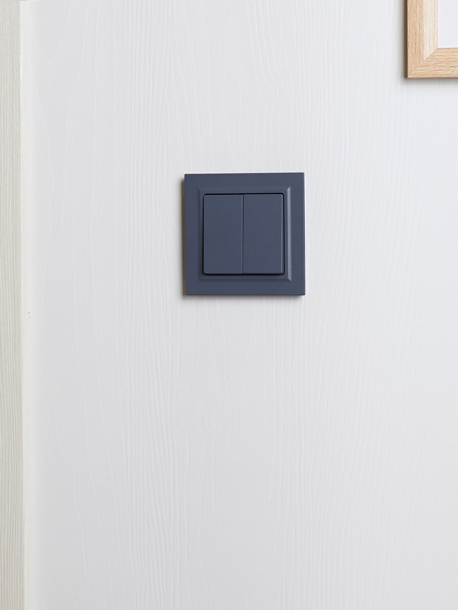 IEK Brite Рамки Рамка IEK BRITE 1-местная IP44 РУ-1-БрМ-44 маренго BR-M12-44-K35