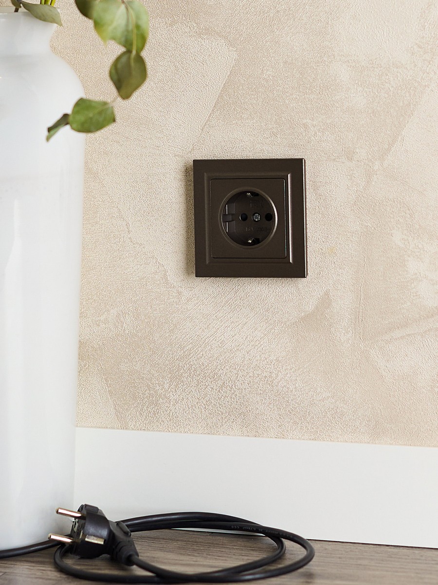 IEK Brite Бронза Розетка IEK BRITE с/з с шторками 16А РС14-1-0-БрТБ темная бронза BR-R14-16-K45