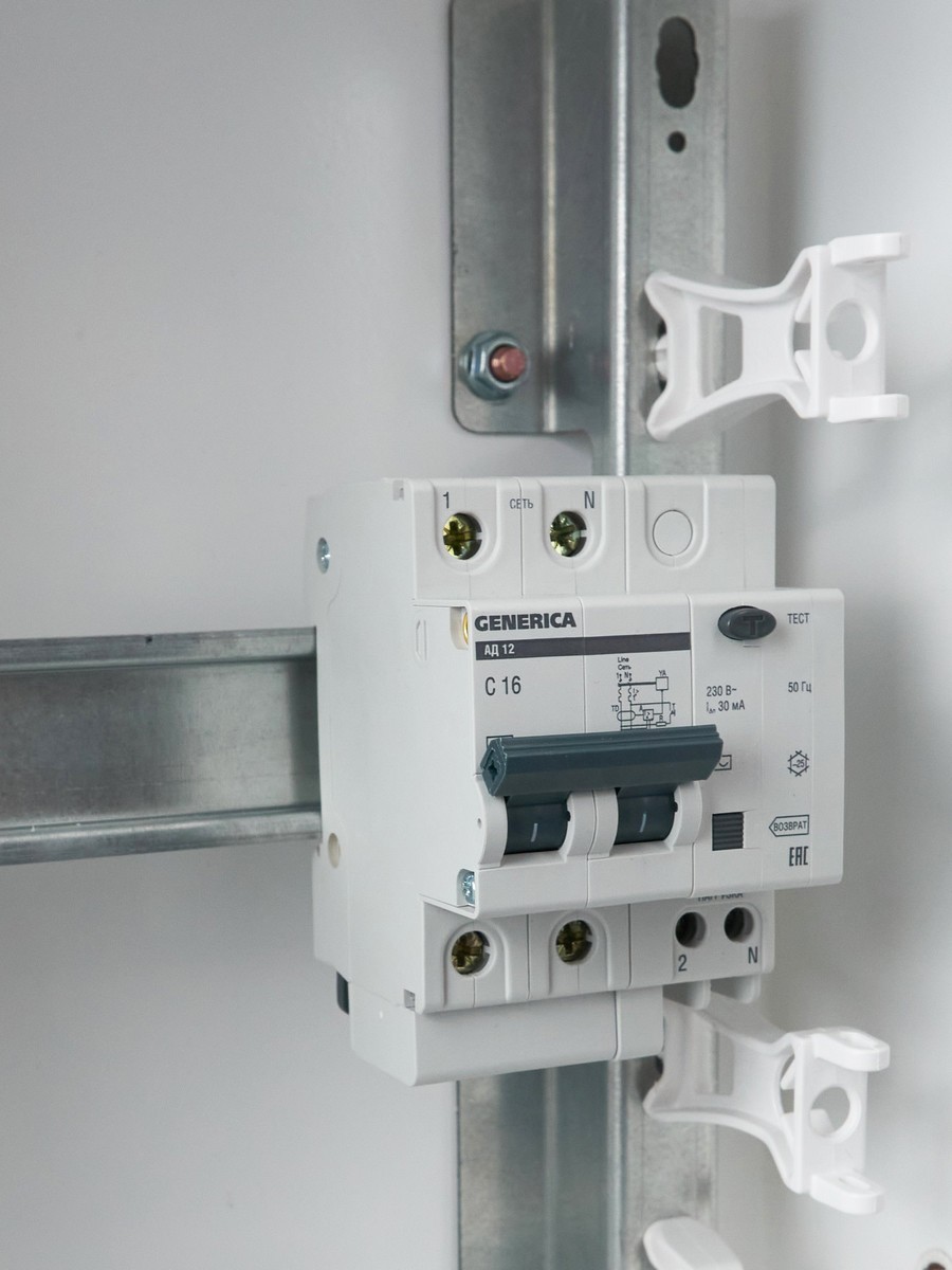 IEK Дифференциальный автоматический выключатель IEK GENERICA АД12 2Р 16А 30мА MAD15-2-016-C-030 