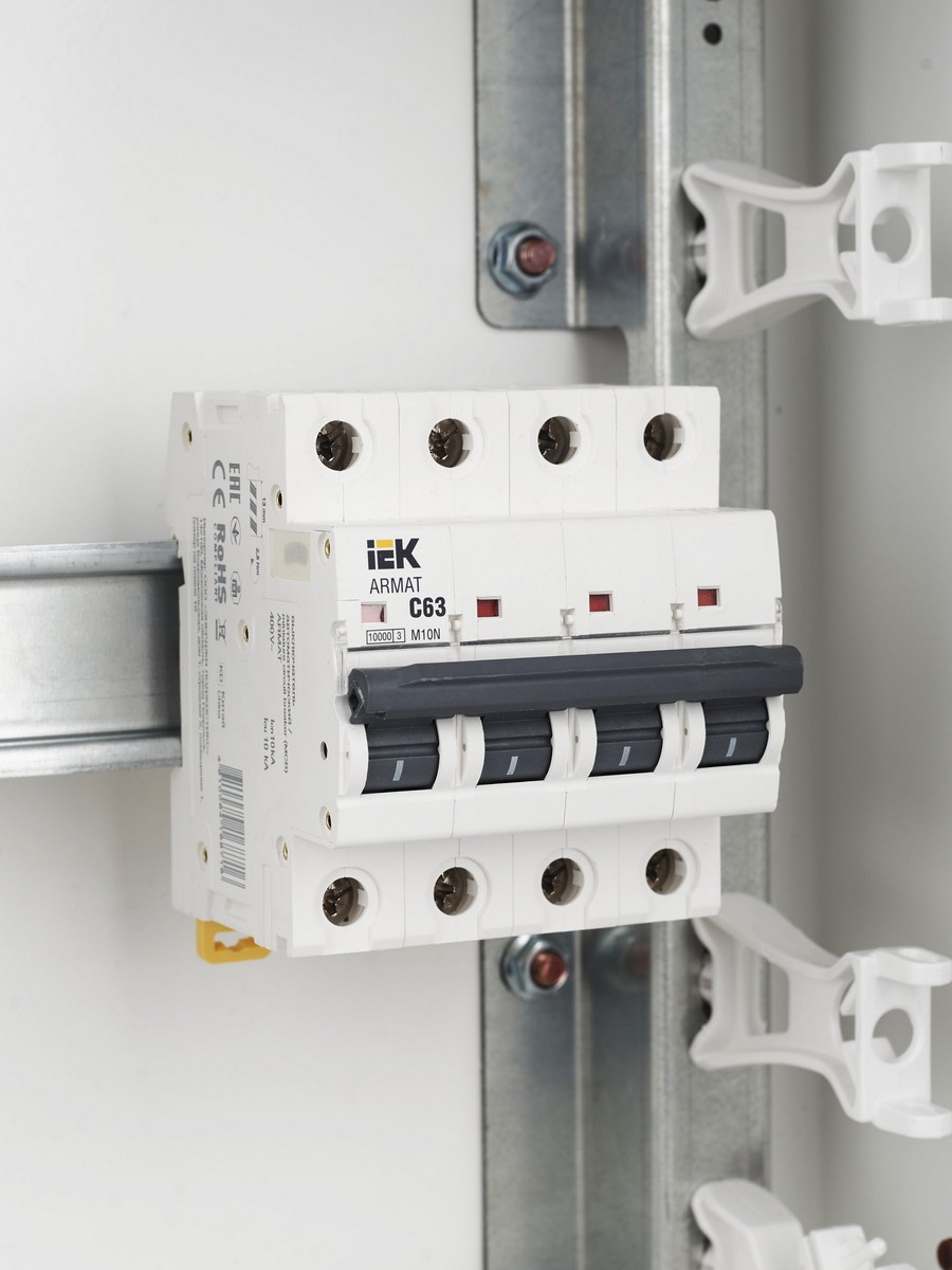 4 полюсные (четырехполюсные) Автоматический выключатель IEK ARMAT M10N 4P C 63А AR-M10N-4-C063 
