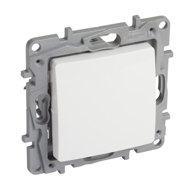 Legrand Etika Белый Переключатель Legrand Etika белый промежуточный 1-клавишный, винт. клеммы, 10AX, 250 В 672209