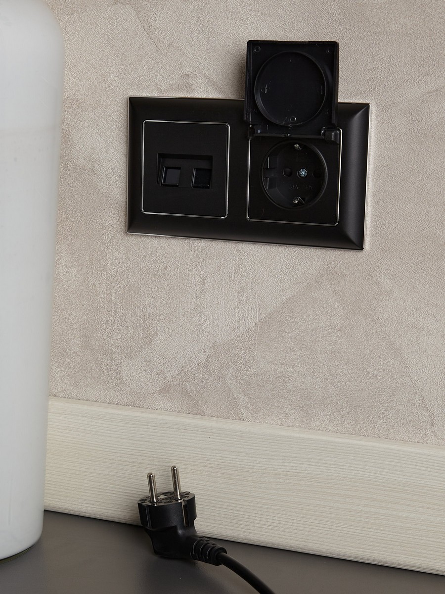 IEK Brite Черный Розетка компьютерная IEK BRITE BASE Черный 2-ая RJ45 кат.6 РК11-2-БрЧ BR-K20-2-K02