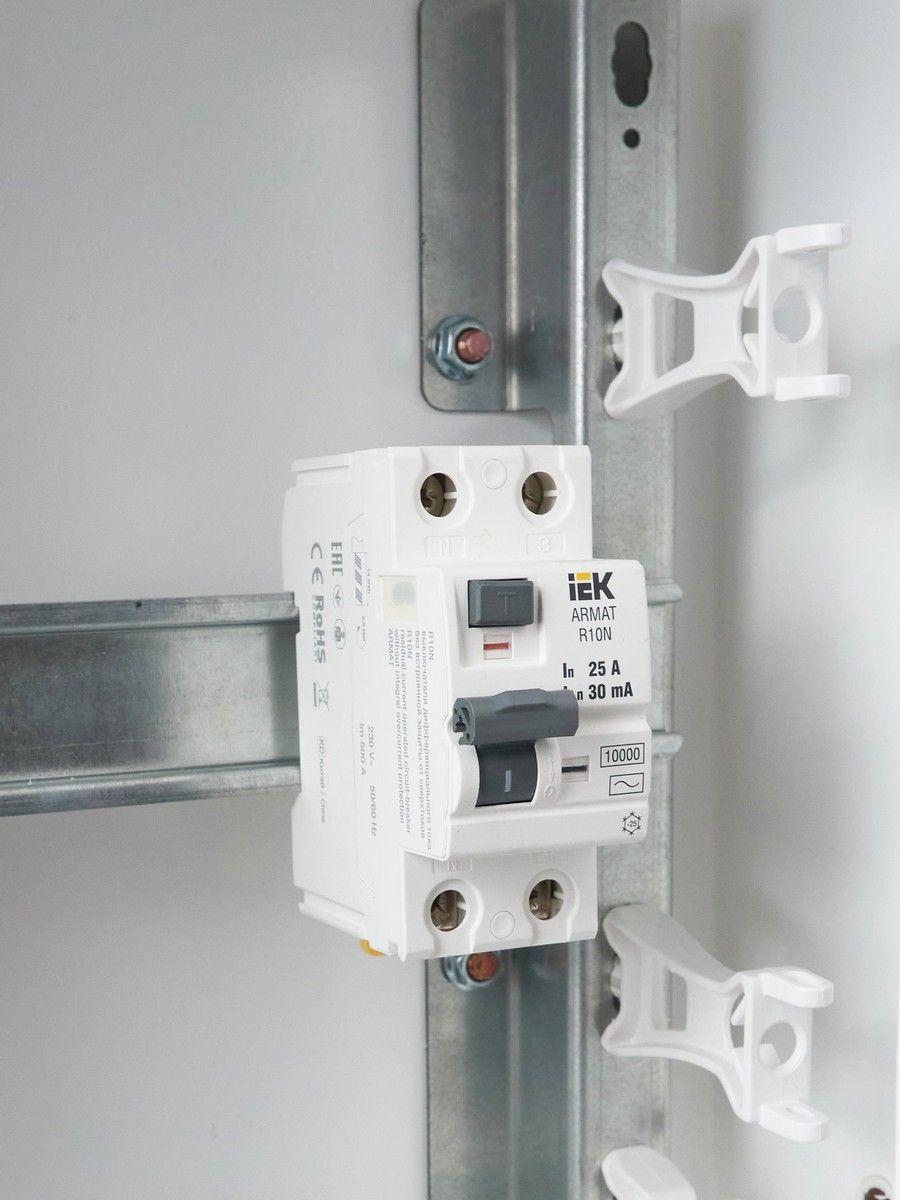 IEK ВДТ УЗО IEK ARMAT R10N 2P 25А 30мА тип AC AR-R10N-2-025C030 