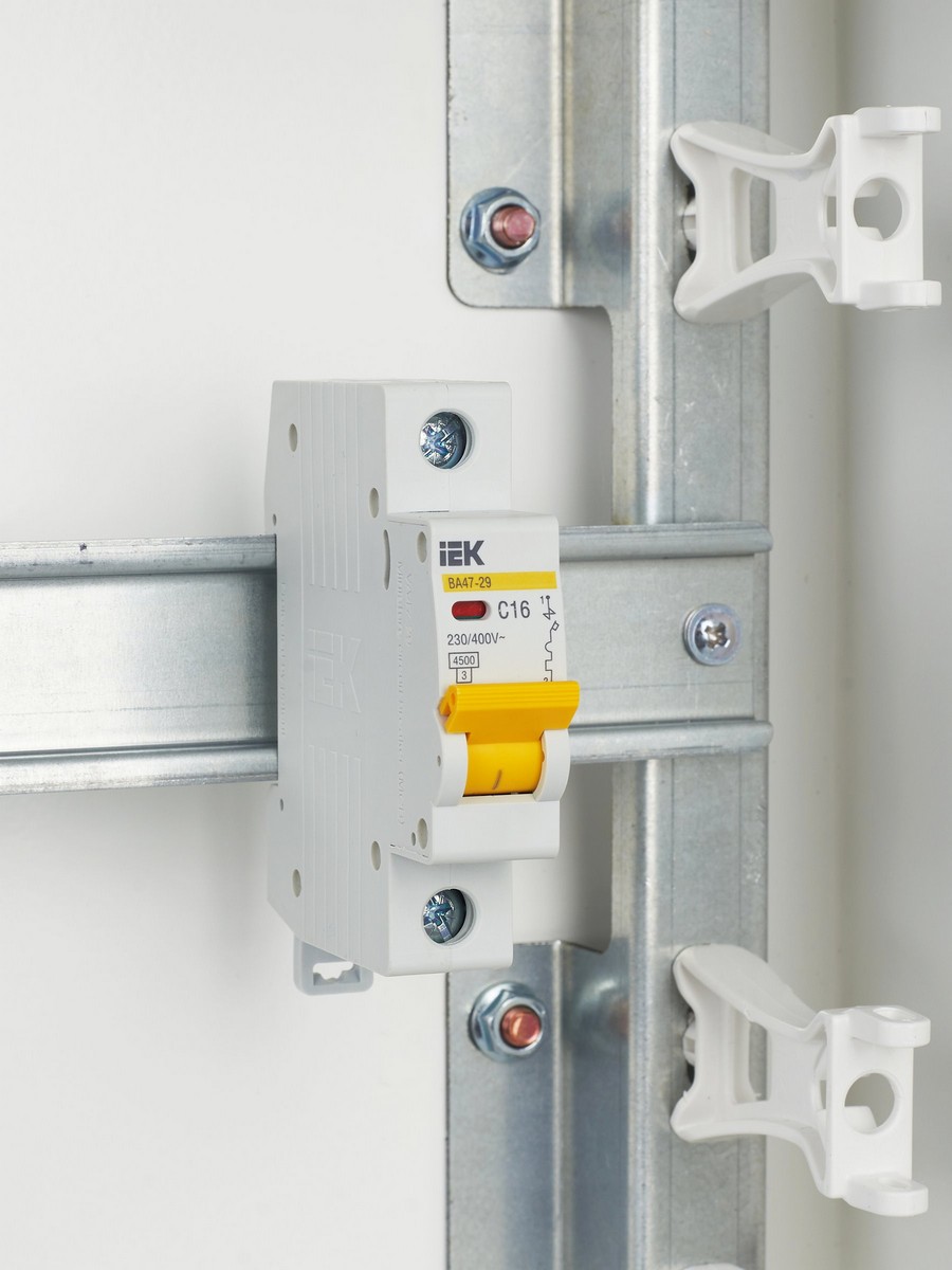 1 полюсные (однополюсные) Автоматический выключатель IEK KARAT ВА47-29 1Р 16А 4,5кА х-ка С MVA20-1-016-C 