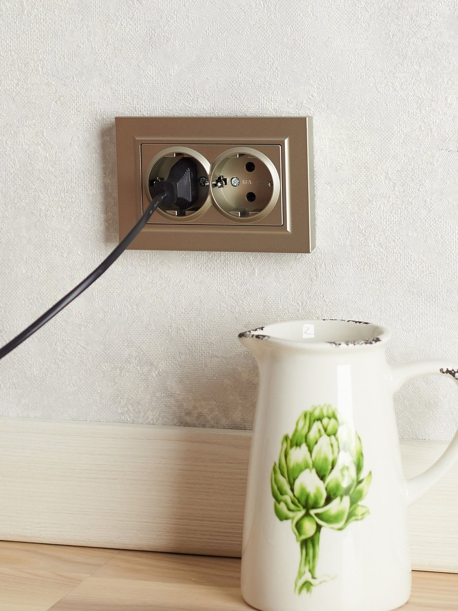 IEK Brite Шампань Розетка IEK BRITE 2-ая с/з без шторок 16А в сборе РС12-3-БрШ шампань BR-R21-16-K37-F