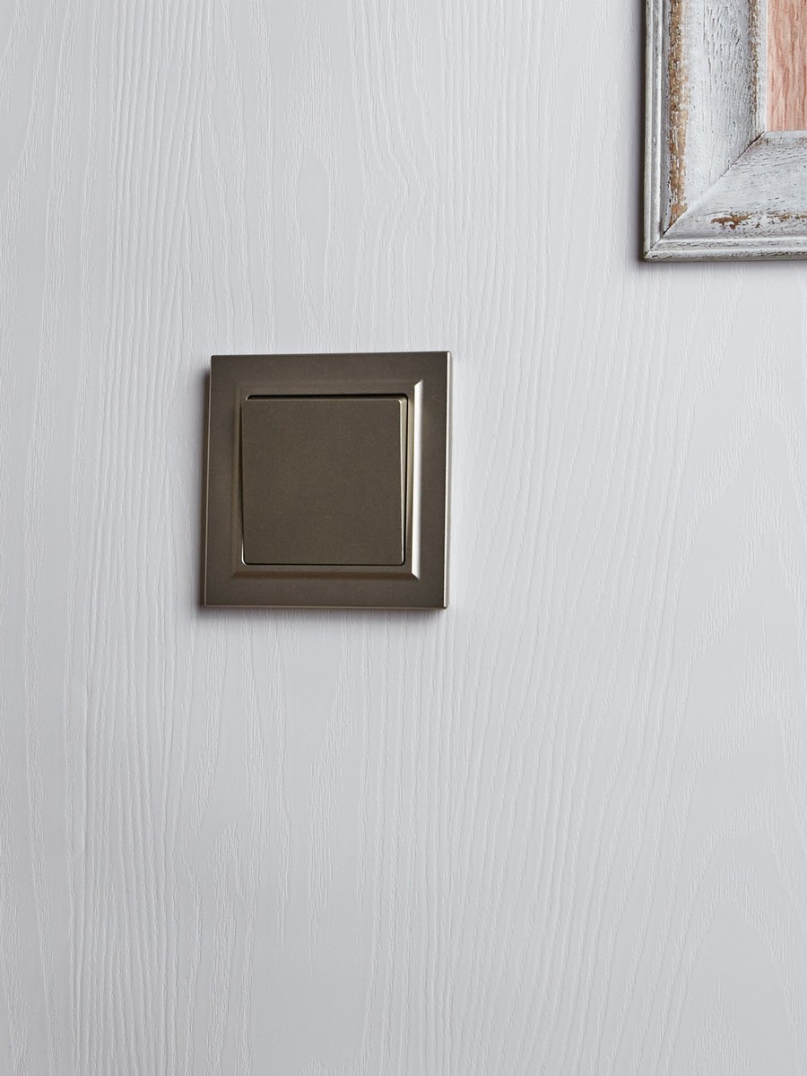 IEK Brite Шампань Выключатель IEK BRITE 1-клавишный перекрестный 10А ВС10-1-3-БрШ шампань BR-V13-0-10-K37