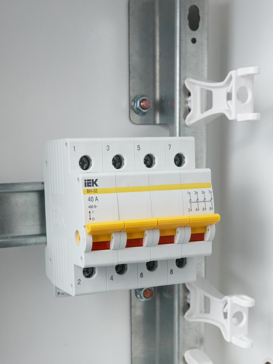 IEK Выключатель нагрузки IEK KARAT (мини-рубильник) ВН-32 4Р 40А MNV10-4-040 