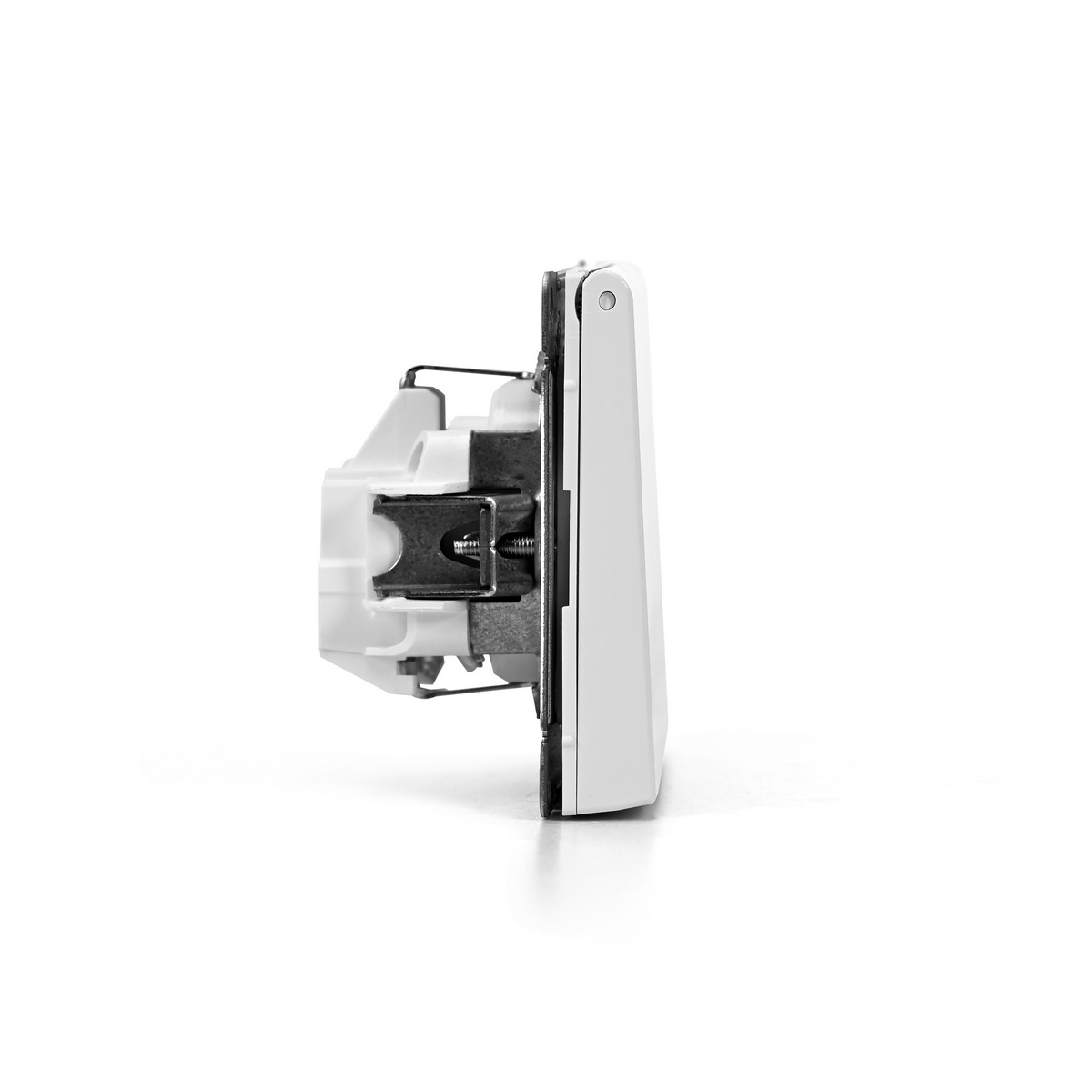 ArtGallery Белый Розетка SE ArtGallery Белый с заземл. со шторк. с крышк., 16А, IP20 быстрозажим. клем. GAL000146S