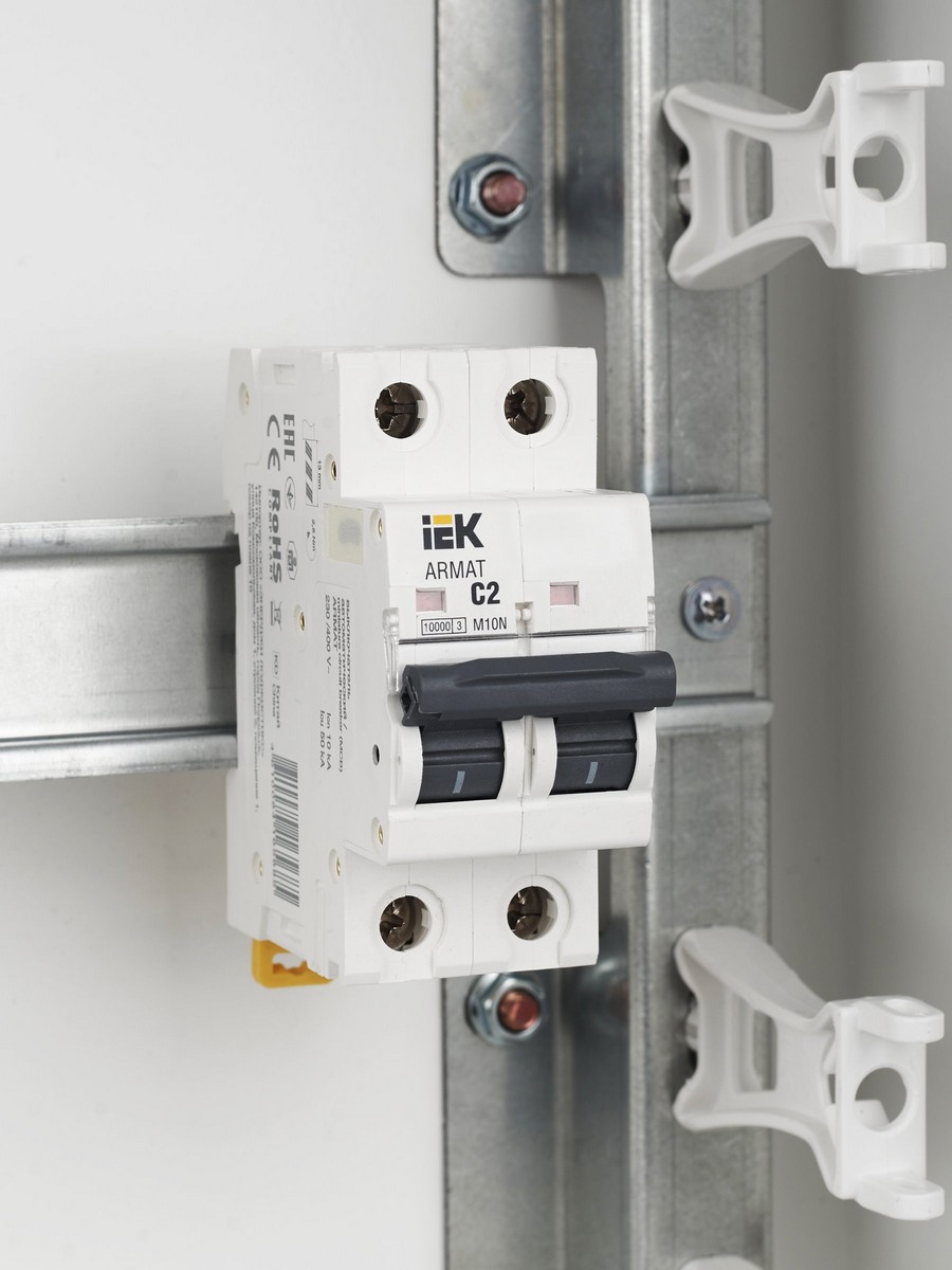2 полюсные (двухполюсные) Автоматический выключатель IEK ARMAT M10N 2P C 2А AR-M10N-2-C002 