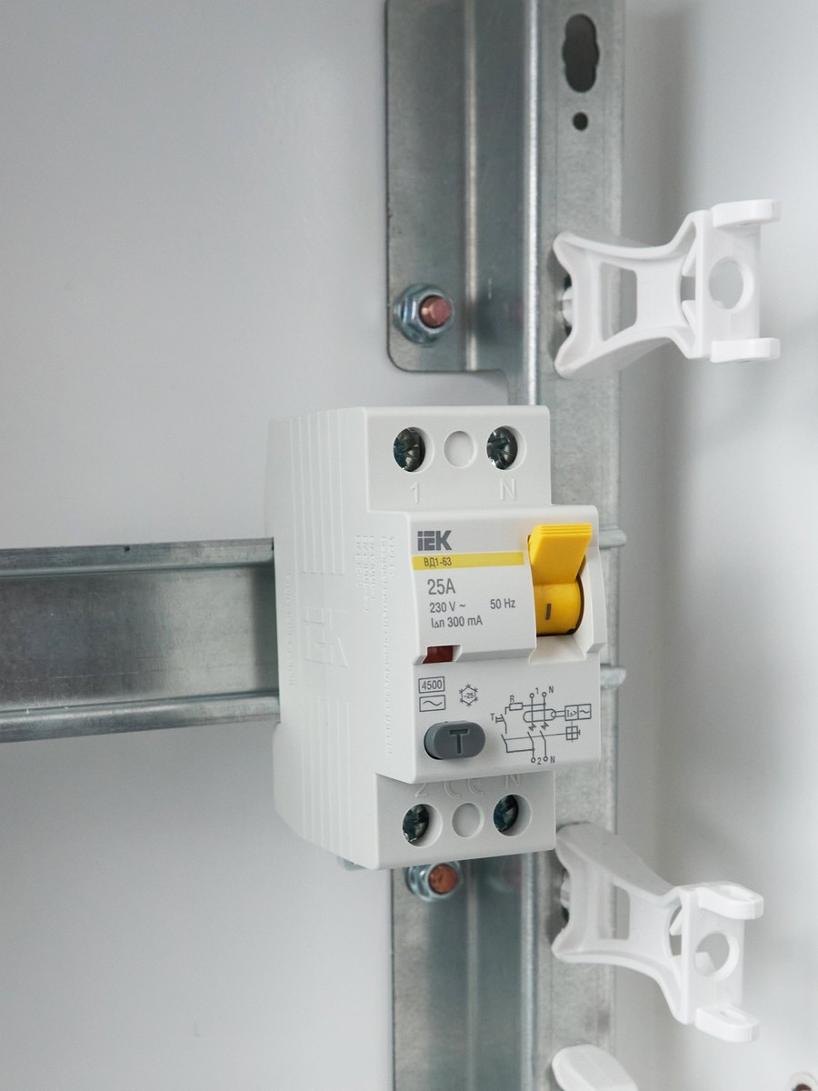IEK Выключатель дифференциальный IEK KARAT ВД1-63 (УЗО) 2Р 25А 300мА MDV10-2-025-300 