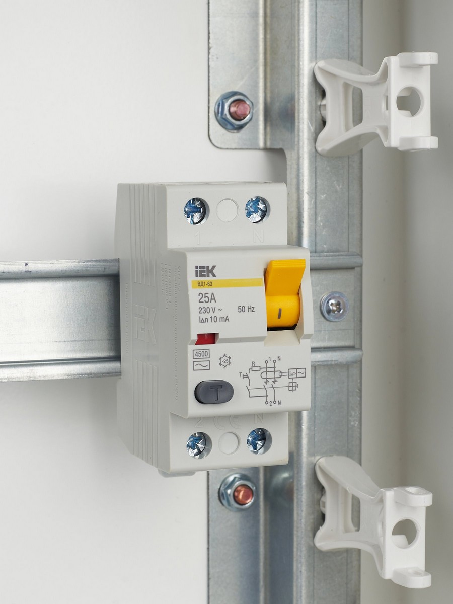 IEK Выключатель дифференциальный IEK KARAT ВД1-63 (УЗО) 2Р 25А 10мА MDV10-2-025-010 